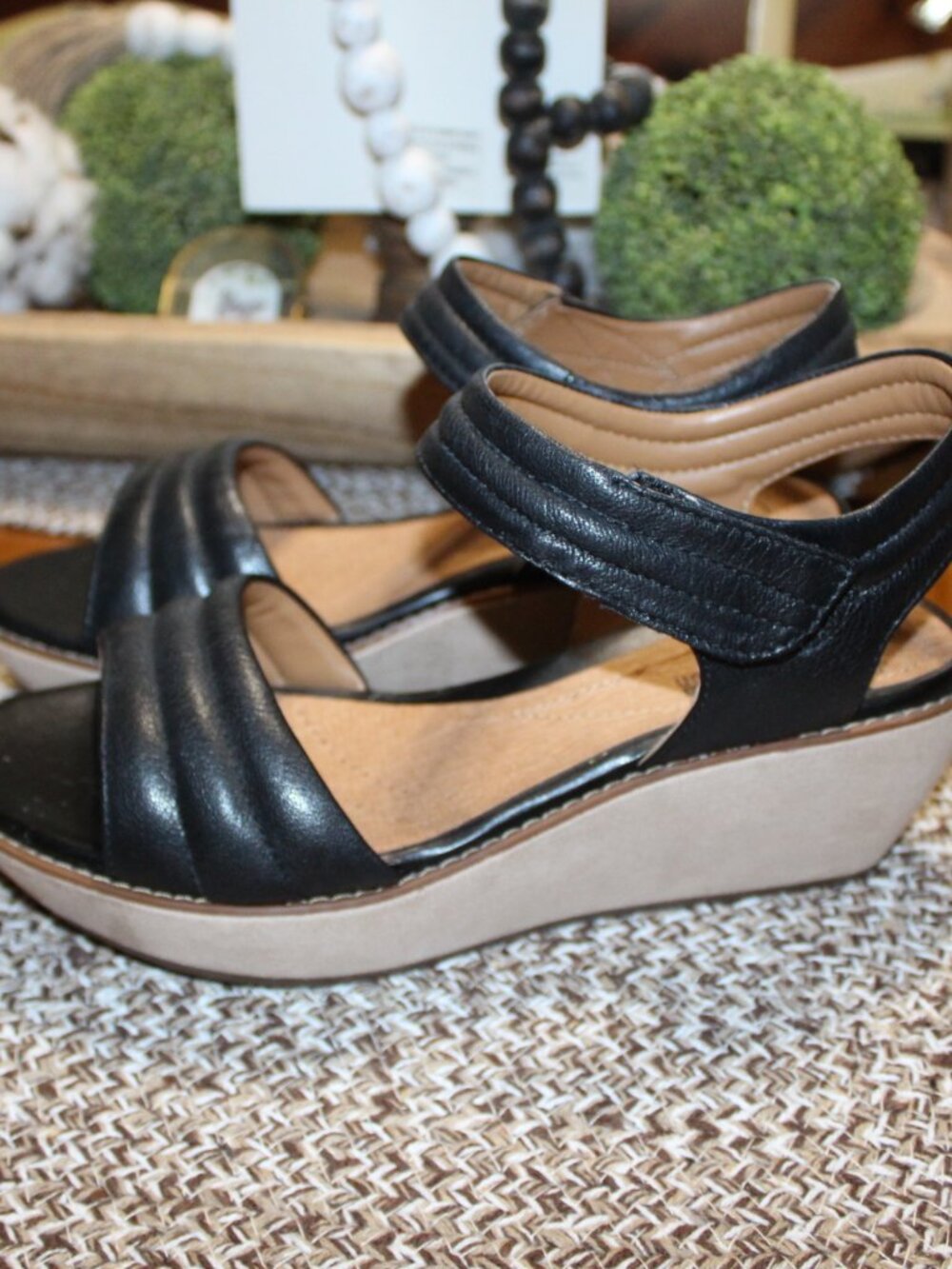 NWT Clark Hazelle Alba Quilted strap wedge sandals 9 1/2 WIDE FABULOUS!! - Picture 3 of 12